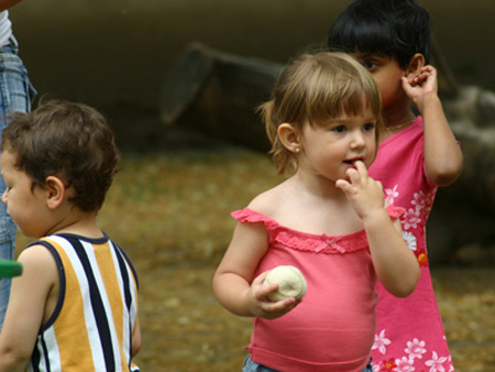 Kinder im Garten